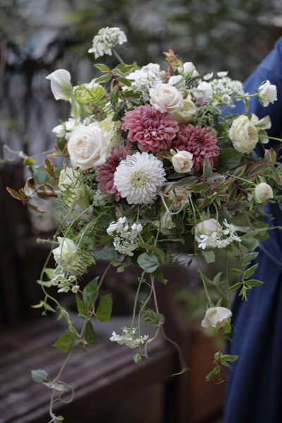 ダリアとアーンティークバラのデザインブーケ