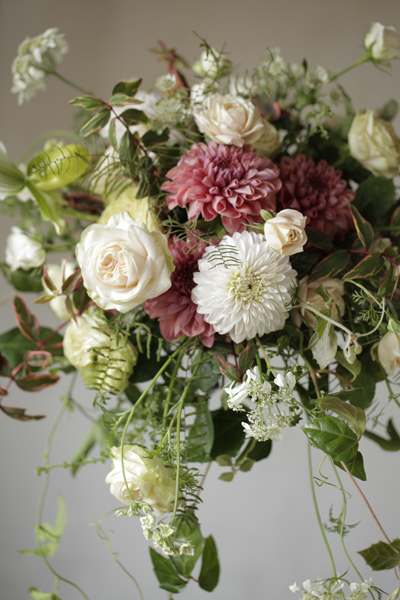 ダリアとアーンティークバラのデザインブーケ
