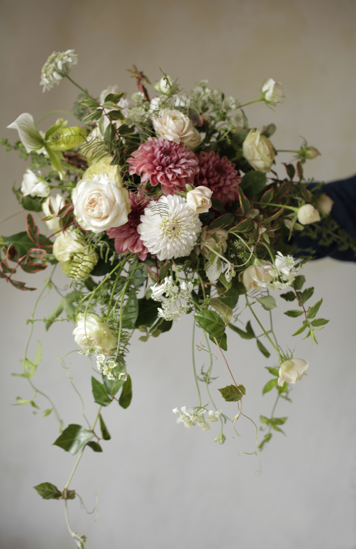 ダリアとアーンティークバラのデザインブーケ