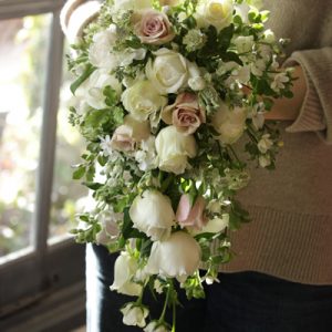 生花キャスケードブーケ