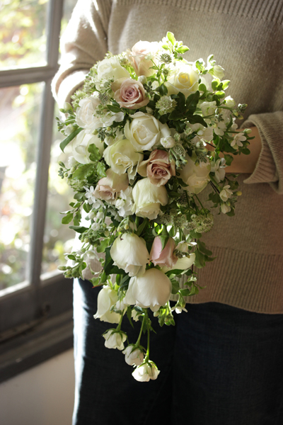 生花キャスケードブーケ