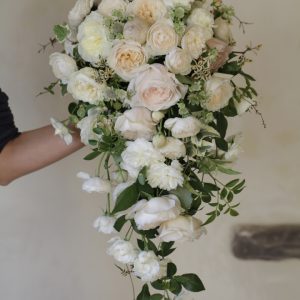 オールドローズのキャスケードブーケ