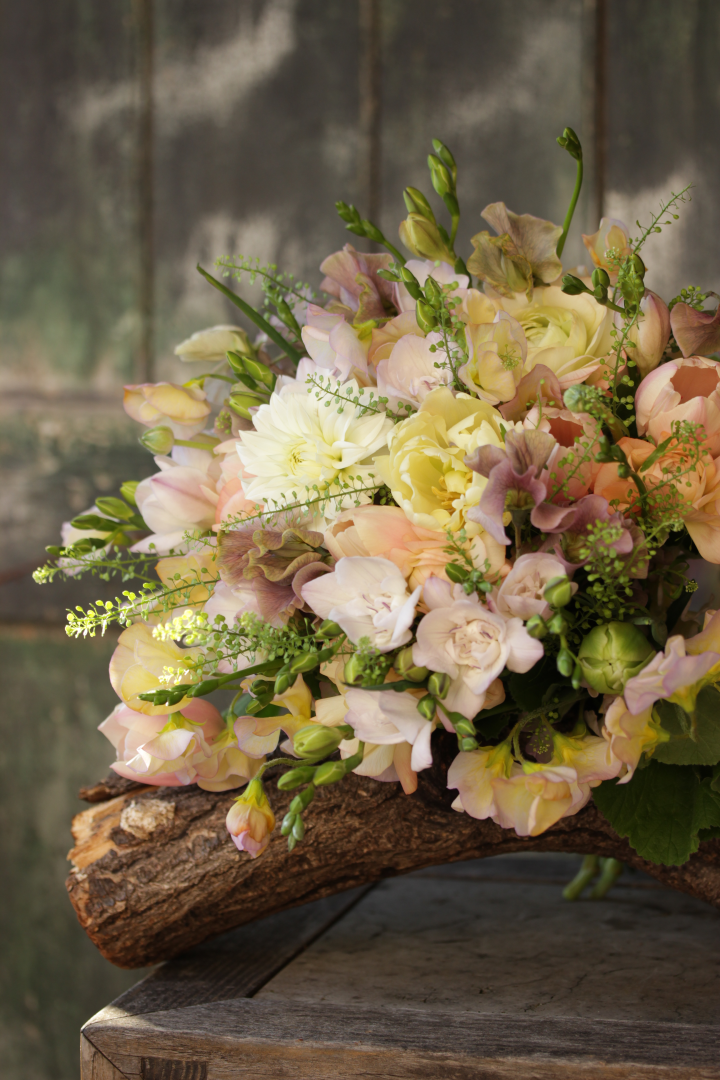 複色使いのクラッチブーケ