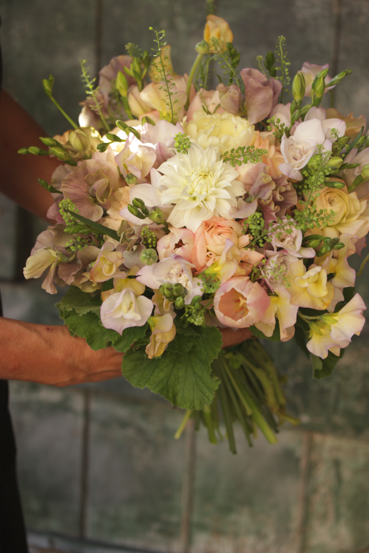 複色使いのクラッチブーケ