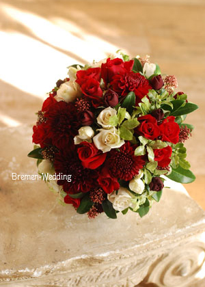 ダリアとバラのラウンドブーケ