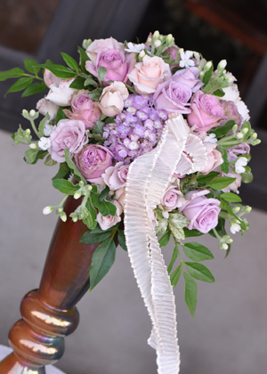 バラとアジサイのラウンドブーケ