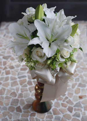 ユリとバラのラウンドブーケ