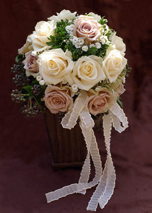 バラと実もののヴィクトリアンブーケ