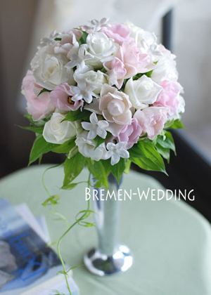 バラとジャスミンのラウンドブーケ