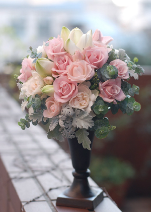 アマリリスとバラのラウンドブーケ