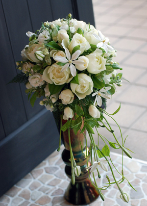 バラとミラビフローラの流れるブーケ