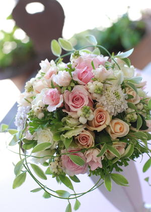 バラとシンフォリカルポスのナチュラルブーケ