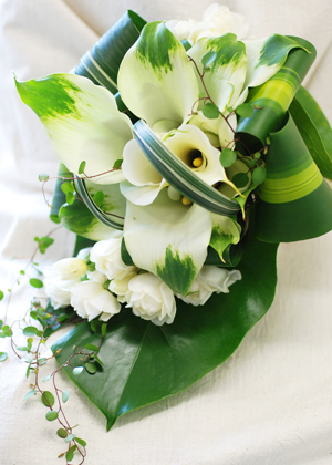 グリーンカラーとバラ‘スィートオールド'のクラッチブーケ