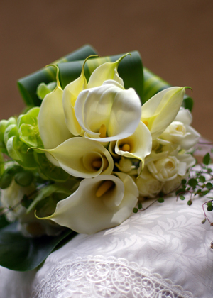 カラーとクリスマスローズのスタイリッシュブーケ