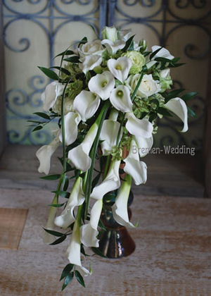 カラーのキャスケードブーケ