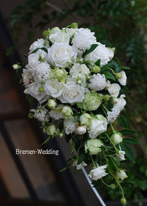 ナチュラルなキャスケードブーケ