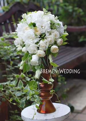 バラとトルコキキョウのティアドロップ