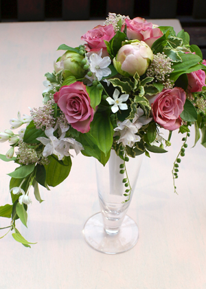 バラと芍薬のクレッセントブーケ