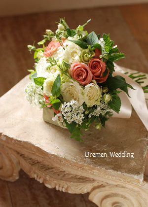 ティーカラーのクラッチブーケ