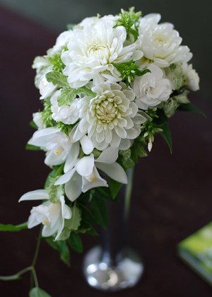 ダリアとシンビジュームのミニキャスケード