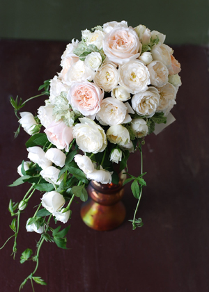 ‘フェアービアンカ'のキャスケードブーケ