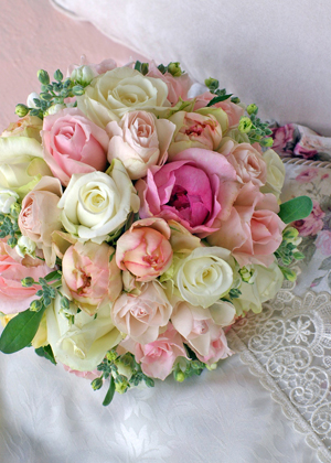 バラ‘イヴ・ミオラ'のラウンドブーケ