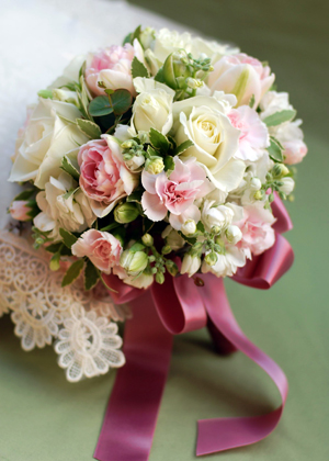 バラとチューリップのラウンドブーケ