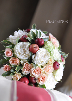 バラと林檎のラウンドブーケ