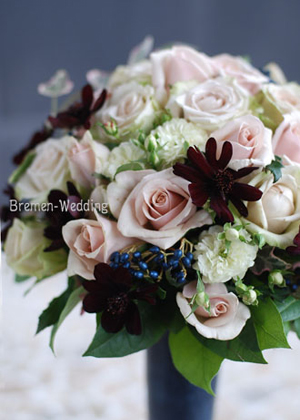 チョコレートコスモスとバラのラウンドブーケ