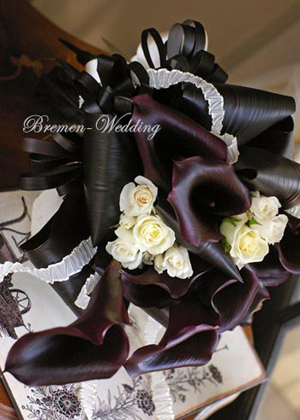 黒いカラーのクラッチブーケ