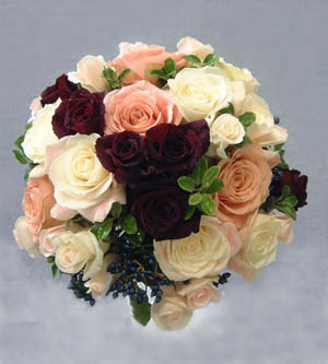 バラ‘ブラックバカラ'と実もののブーケ