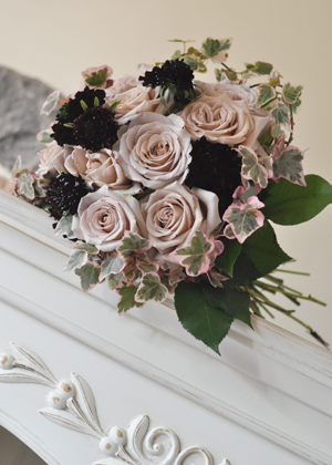 バラ‘イヴ'とスカビオサのクラッチブーケ