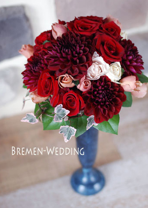 ダリアとバラのラウンドブーケ