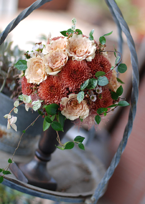 バラとマムのラウンドブーケ