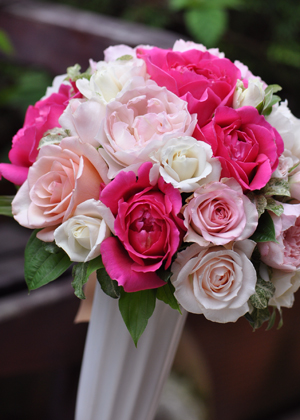 オールドローズと‘マリポサ'のラウンドブーケ