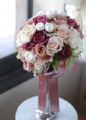 バラ‘ブラックティー'のラウンドブーケ