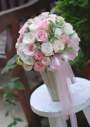 バラ‘タイタニック'のラウンドブーケ