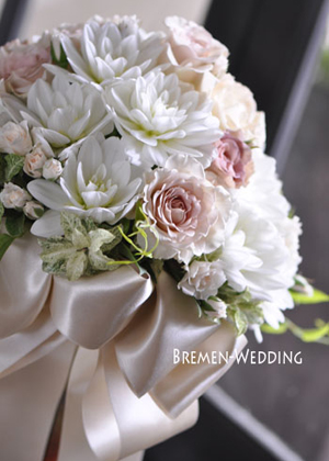 ダリアとバラのラウンドブーケ