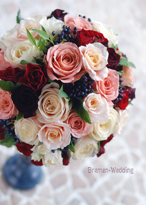 コーラルピンクのラウンドブーケ