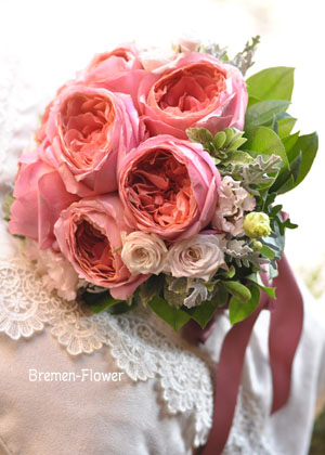 コーラルピンクのクラッチブーケ