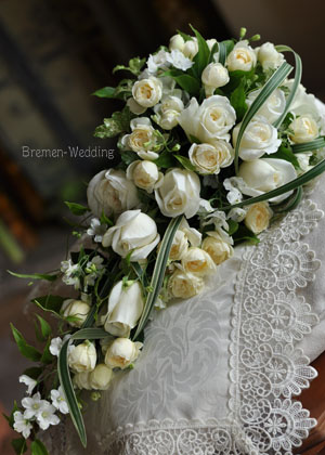 白いバラのロングキャスケードブーケ