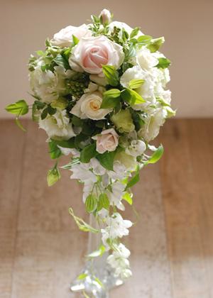 バラのキャスケードブーケ