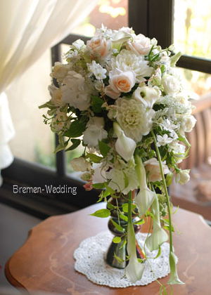 ダリアとカラーのキャスケードブーケ