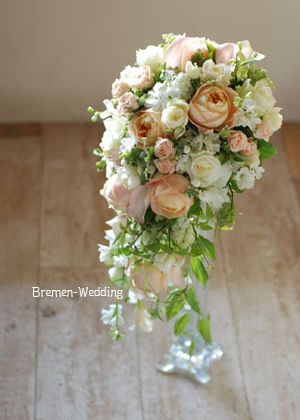 アプリコット色のキャスケードブーケ