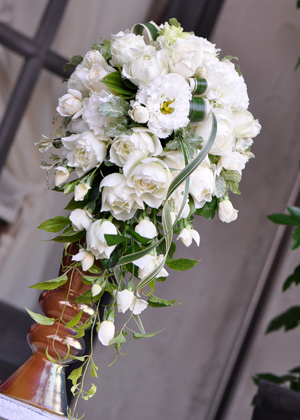 トルコキキョウのキャスケードブーケ