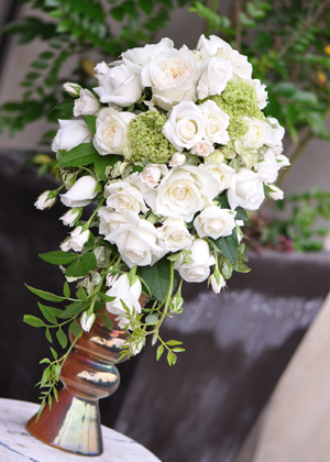 白いバラのキャスケードブーケ