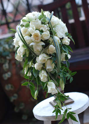 バラとミシカンサスのキャスケードブーケ