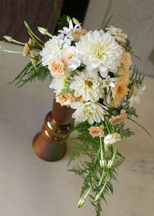 ダリアとバラのクレッセントブーケ