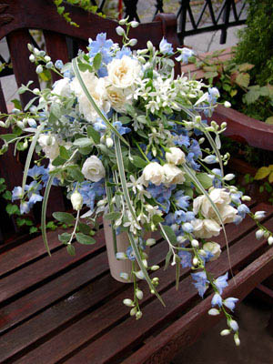 デルフィニュームのシャワーブーケ