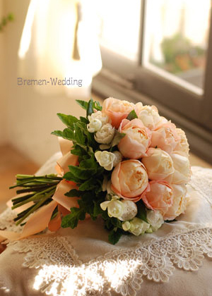 アプリコット色のクラッチブーケ